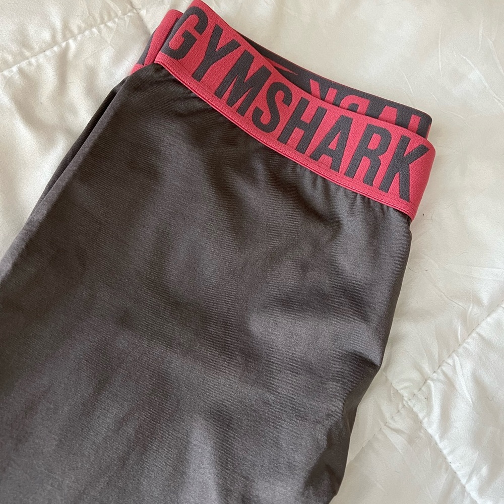 Gym shark leggings